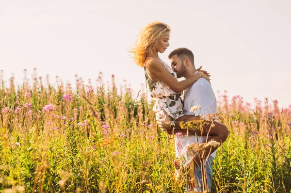 Joven llevando y besando a su novia en las manos en la fi — Foto de Stock