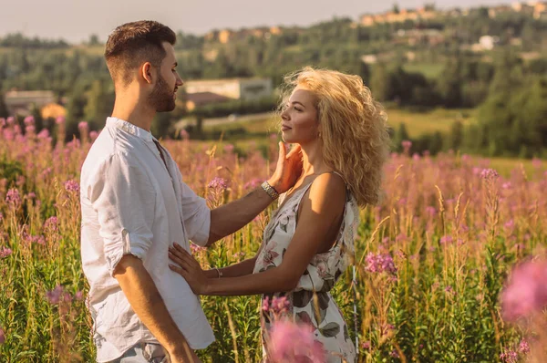 Genç adam ve kadın birlikte tarlada.