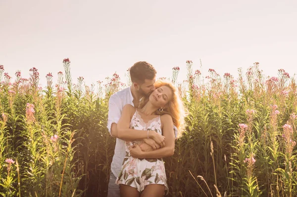 Joven abrazando y besando a su novia en el campo —  Fotos de Stock