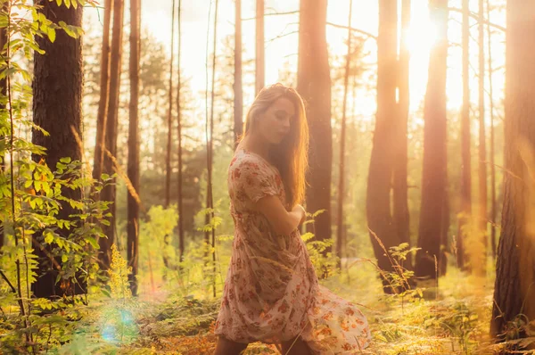 Portret van jong mooi meisje in de zomer jurk in het bos — Stockfoto