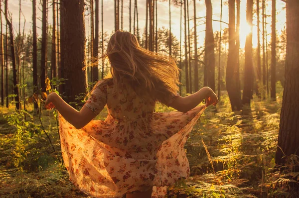 Retrato de niña hermosa en vestido de verano en el bosque —  Fotos de Stock
