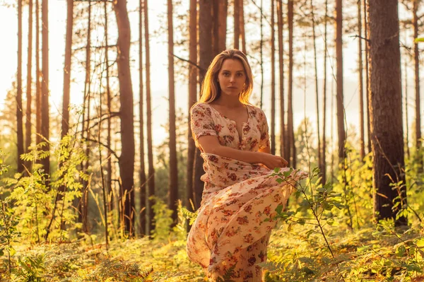 Porträtt av ung vacker flicka i sommar klänning i skogen — Stockfoto