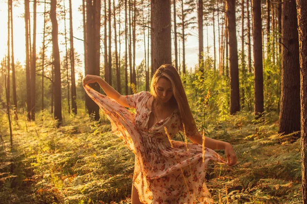 Retrato de niña hermosa en vestido de verano en el bosque — Foto de Stock