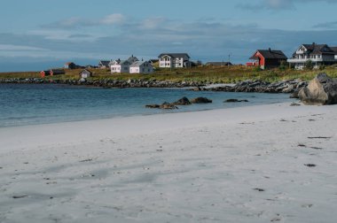 Lofoten Adaları 'ndaki Ramberg' deki beyaz kumsal manzarası çok güzel.