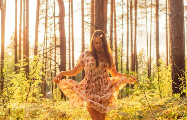 Portrait de jeune belle fille en robe d'été en forêt — Photo