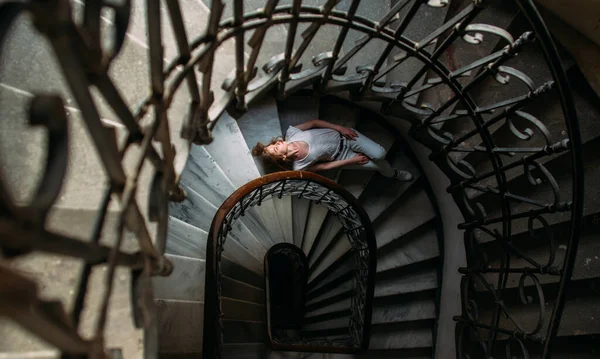 Belle Fille Aux Cheveux Blonds Repose Sur Escalier Colimaçon Dans — Photo