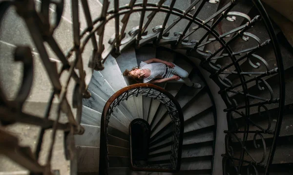 금발의 아름다운 소녀가 나선형 계단에 스톡 사진