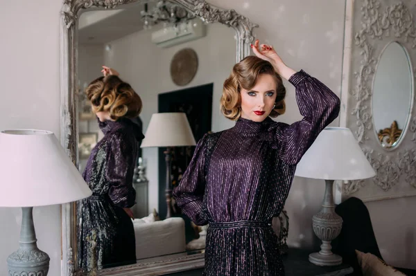 Menina Loira Bonita Com Maquiagem Vintage Penteado Desgastado Vestido Roxo — Fotografia de Stock