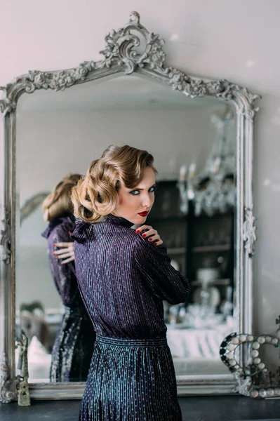 Menina Loira Bonita Com Maquiagem Vintage Penteado Vestida Vestido Roxo — Fotografia de Stock