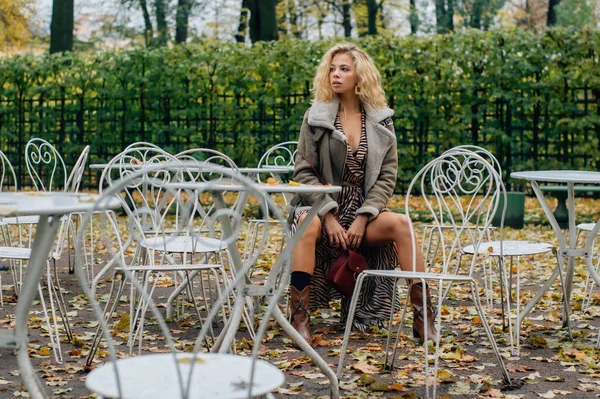 Молода Блондинка Сидить Столом Громадському Парку Восени — стокове фото