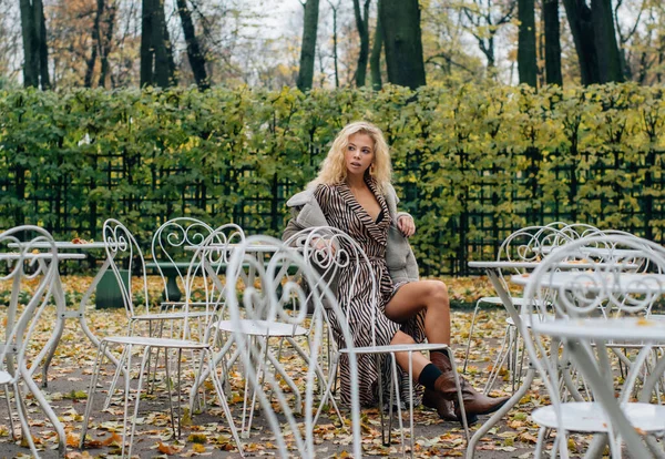 Ung Blond Flicka Sitter Vid Bordet Offentlig Park Höst Och — Stockfoto