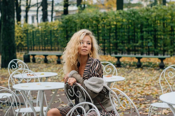 Ung Blond Flicka Sitter Vid Bordet Offentlig Park Höst Och — Stockfoto