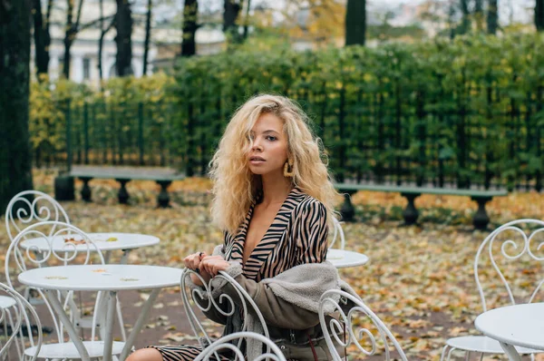 Ung Blond Flicka Sitter Vid Bordet Offentlig Park Höst Och — Stockfoto