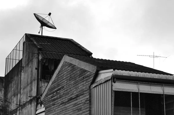 eski evin çatısında çanak