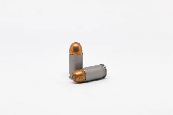 Pistola de bala aislada sobre fondo blanco — Foto de Stock