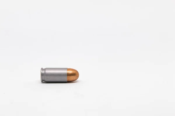 Pistola de bala isolada no fundo branco — Fotografia de Stock