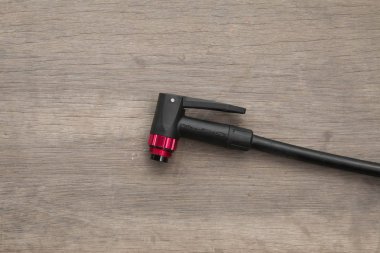  Hava kompresör Bisiklet Pompası closeup monte izole üzerinde ahşap arka plan,