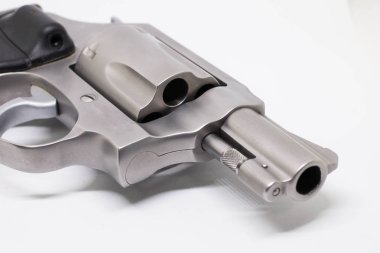 yakın çekim beyaz arka plan üzerinde izole mermi ile bir tabanca