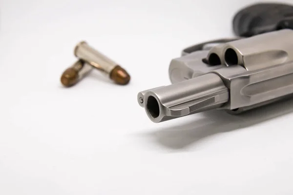 Närbild en pistol med kulor isolerad på vit bakgrund — Stockfoto