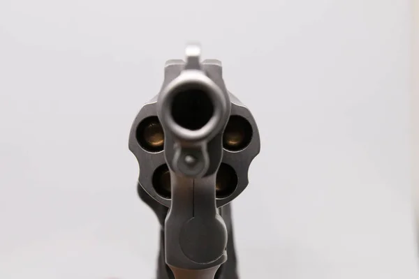 Γκρο πλαν, ένα πιστόλι με σφαίρες που απομονώνονται σε λευκό φόντο Φωτογραφία Αρχείου