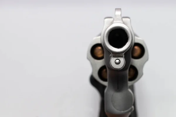 Γκρο πλαν, ένα πιστόλι με σφαίρες που απομονώνονται σε λευκό φόντο Εικόνα Αρχείου