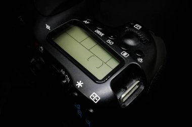 Bir Dslr fotoğraf makinesi, LED ekranda görüntü siyah arka plan üzerine izole kapatmak