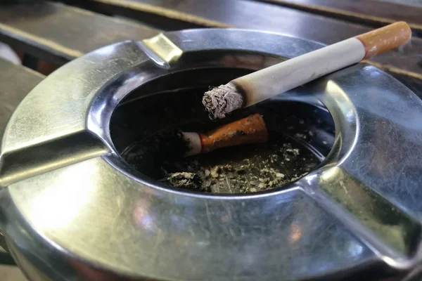 Fumar um cigarro, cigarro na mão, cinzeiro — Fotografia de Stock
