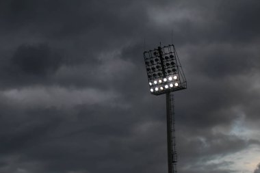 Işık stadyum veya spor raincloud karşı aydınlatma