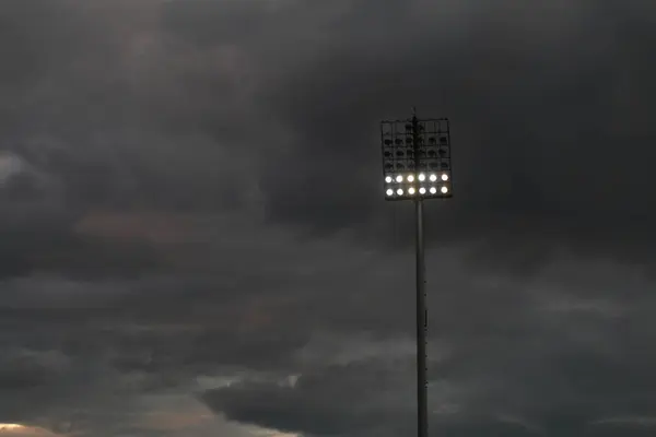 Leichtes Stadion oder Sportbeleuchtung gegen Regenschauer — Stockfoto