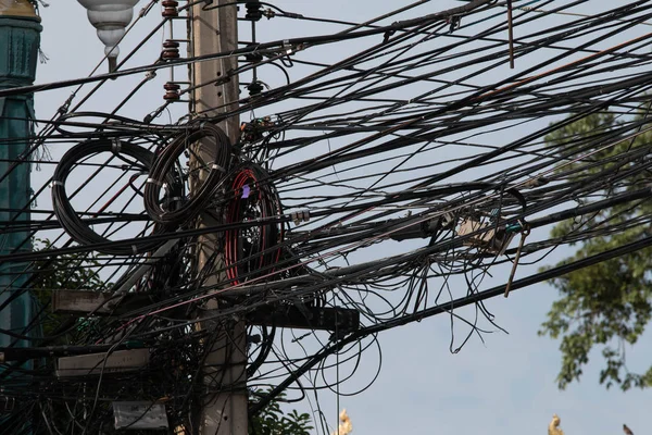 Γραμμή ρεύματος Electrica & επικοινωνιών γραμμή στην πόλη Εικόνα Αρχείου