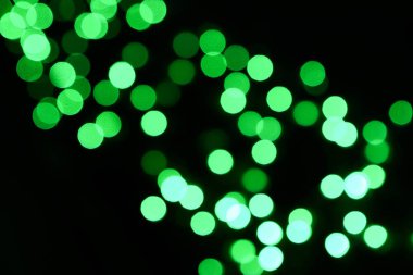 Ateş adam bulanıklık daire, renkli aydınlatma bulanıklık ve odak siyah bir arka plan ile dışarı. 