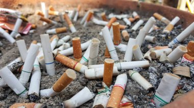 closeup sigara izmaritleri, sigara izmaritleri ve kum