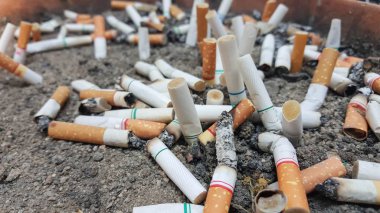 closeup sigara izmaritleri, sigara izmaritleri ve kum