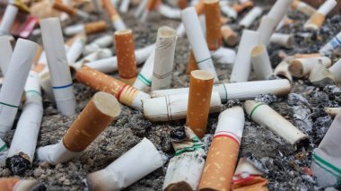 closeup sigara izmaritleri, sigara izmaritleri ve kum