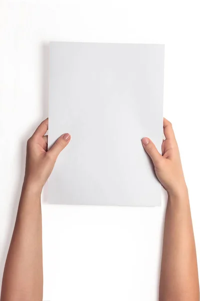 Рука держит белый чистый бумажный макет, изолированный. Рука держать четкий шаблон брошюры макет . — стоковое фото