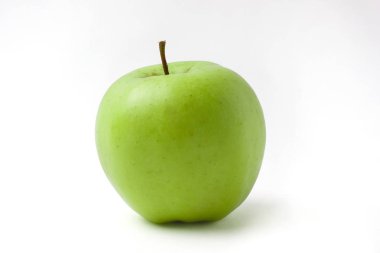 Yeşil elma, beyaz arkaplanda izole