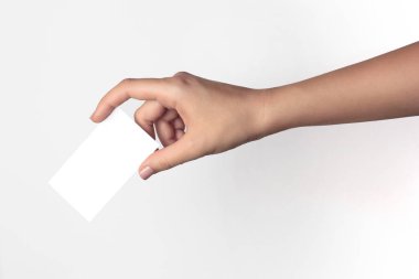 eli boş beyaz zemin üzerine izole kart tut