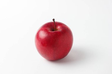 Beyaz üzerine izole edilmiş taze kırmızı elma.