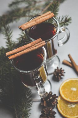 Baharatlar ve Ladin dalları ile mulled şarap