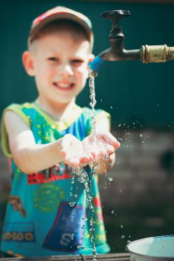 Genç çocuk yardım yaz su ile yıkama