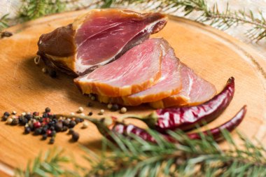 biberli jambon füme