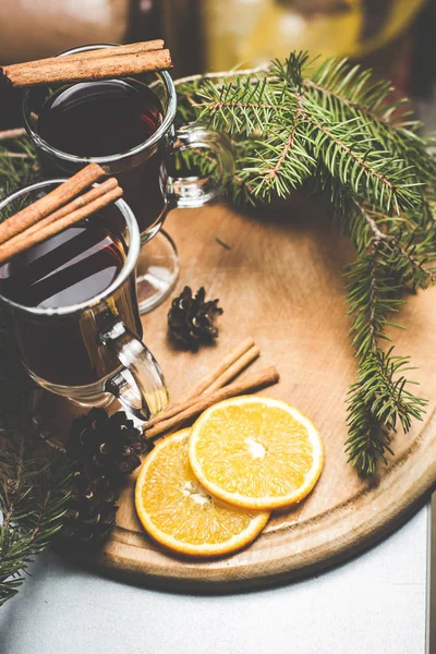 Tarçın ve Ladin dalları ile sıcak çay