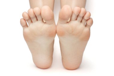 Güzel bakımlı erkek bir ayak ve topuk beyaz arka plan üzerinde izole