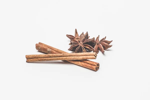 Kanel stick och stjärnanis spice isolerad på vit bakgrund närbild — Stockfoto