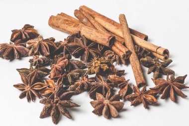 Beyaz arka planlı portre üzerinde izole tarçın sopa ve anasonu baharat