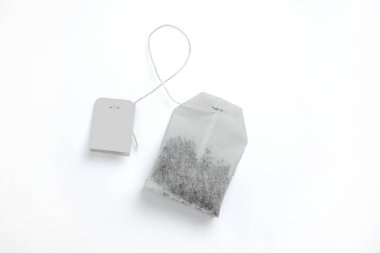 Teabag gri etiketli. Üstten Görünüm. Beyaz izole. mockup
