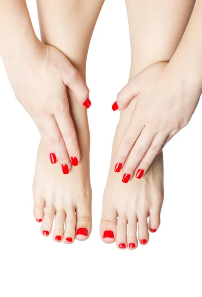 Gemanicuurde vrouwelijke voeten en handen met rode nagels geïsoleerd op wit — Stockfoto