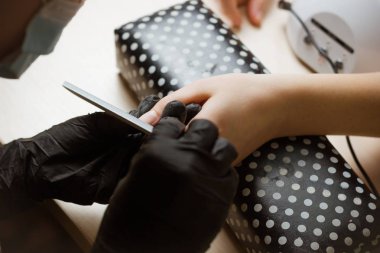 işaret parmağı tırnak Güzellik Salonu manikür parlatma manikürcü. Manikür süreci adım.