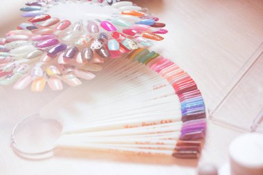 Farklı oje renkleri paletinde kozmetik deposunda tonlu kümesi