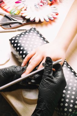 Spa salonda manikür yapmanın süreci. El bakım kavramı.